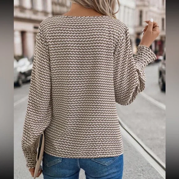 Women's V-Neck Patterned Blouse - Picture 3 of 5